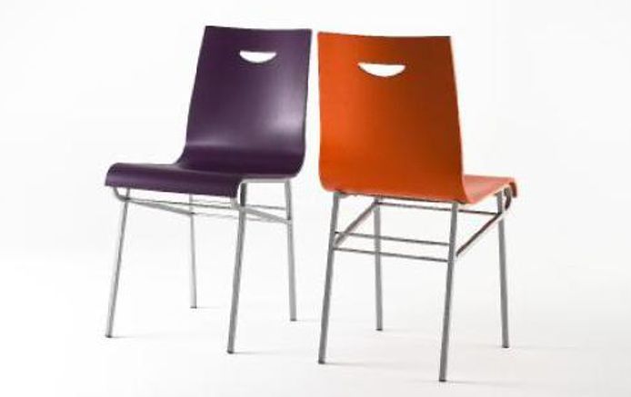 Dos sillas modernas, una morada y otra naranja, con patas de metal sobre fondo blanco