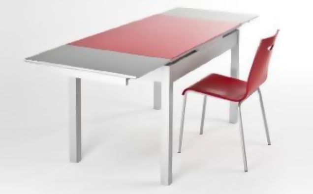 Mesa de comedor moderna con tapa de cristal y dos sillas rojas sobre fondo blanco