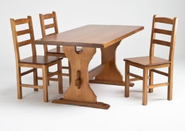 Mesa de comedor de madera con cuatro sillas a juego sobre fondo blanco