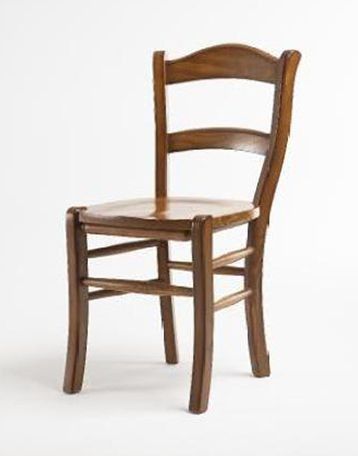 Silla de madera con respaldo de travesaños y asiento redondo sobre fondo blanco