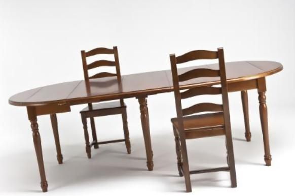 Mesa de comedor de madera marrón con dos sillas a juego sobre fondo blanco