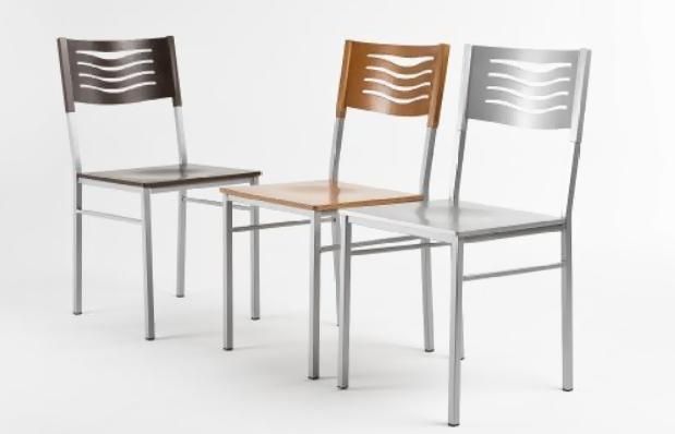 Tres sillas modernas de color marrón oscuro, madera y blanco, con patas metálicas sobre un fondo blanco