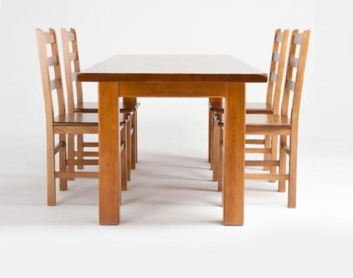Mesa de comedor de madera con seis sillas a juego sobre un fondo blanco