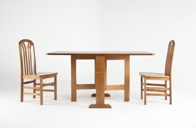 Mesa de comedor de madera con dos sillas a juego sobre fondo blanco
