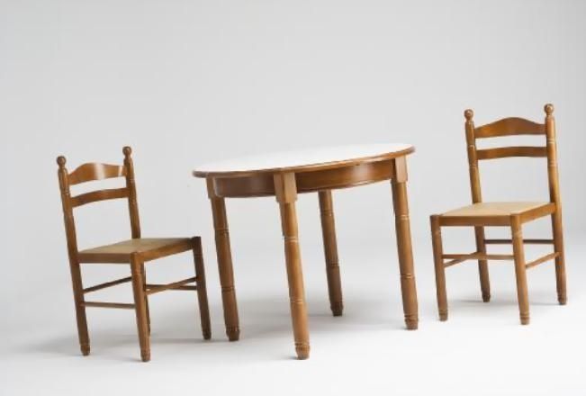 Dos sillas de madera a ambos lados de una pequeña mesa de madera sobre un fondo blanco