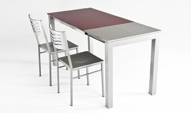 Mesa de comedor moderna con dos sillas, patas blancas y tablero granate y gris