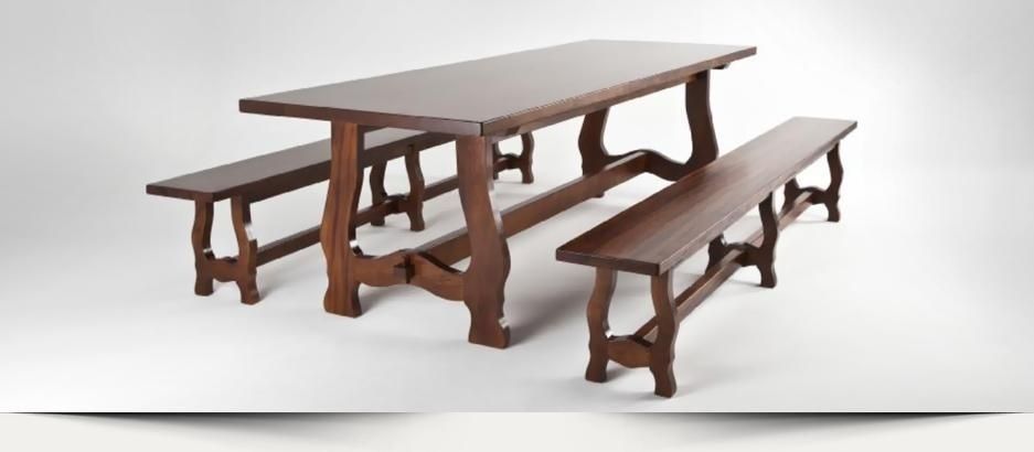 Mesa de picnic de madera con dos bancos sobre fondo blanco