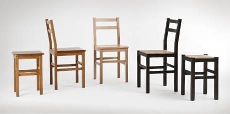 Sillas y taburetes de madera variados, en acabados natural y negro, sobre fondo blanco