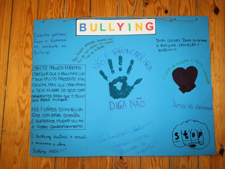 Cartaz azul contra o bullying com a palavra “BULLYING”, uma impressão de mão, um coração e a frase “DIGA NÃO”.