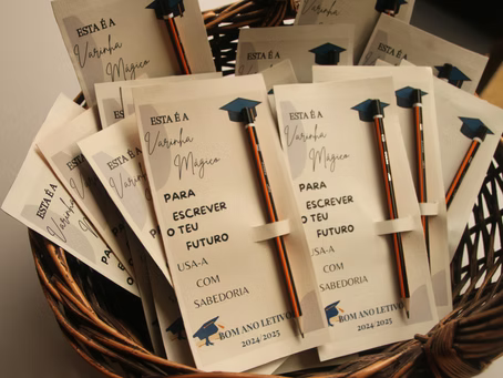 Conjunto de convites de formatura bege com capelos azul-escuros e borlas douradas, texto em português na frente.