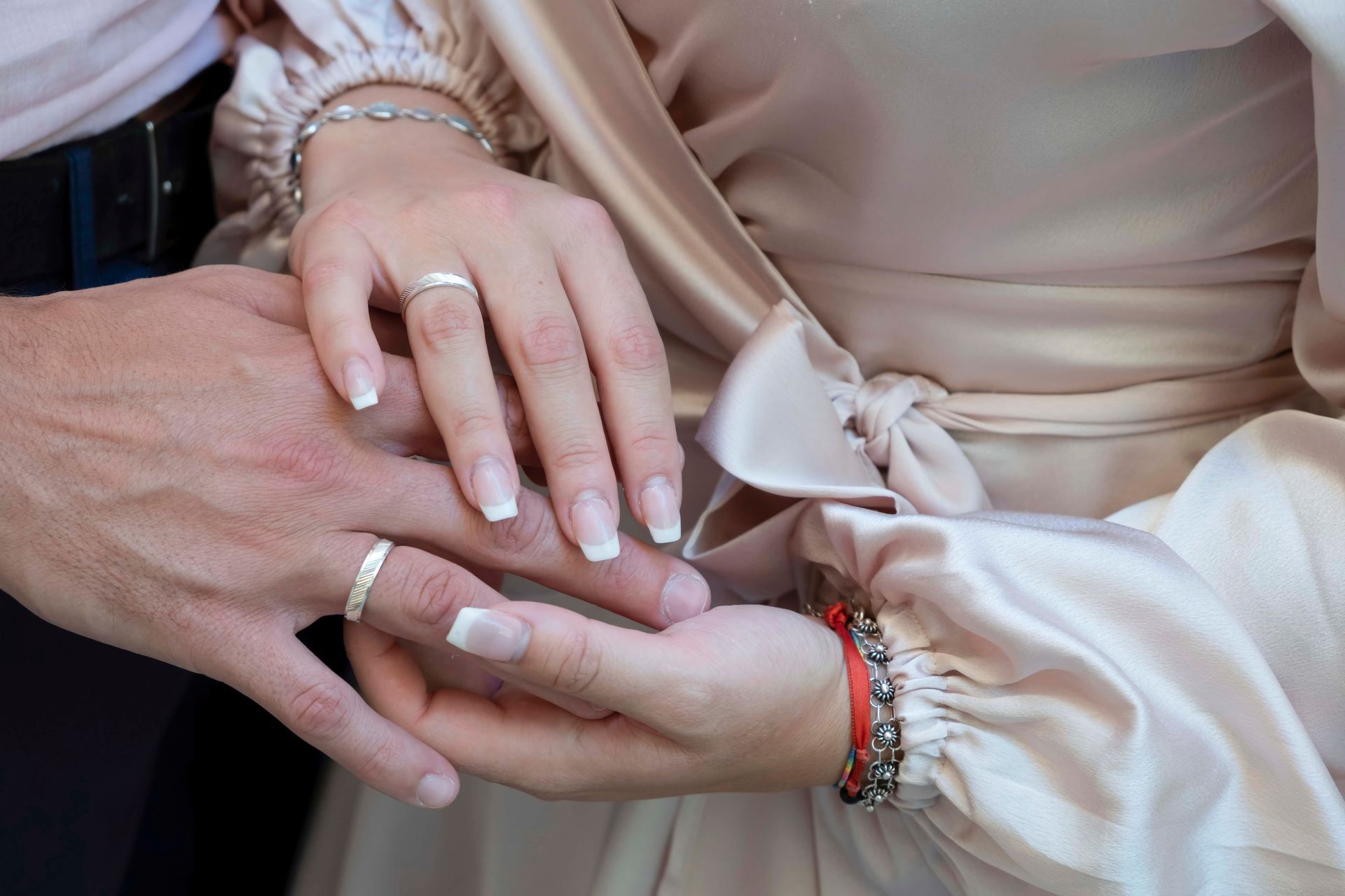Un hombre está poniendo un anillo de bodas en el dedo de una mujer.