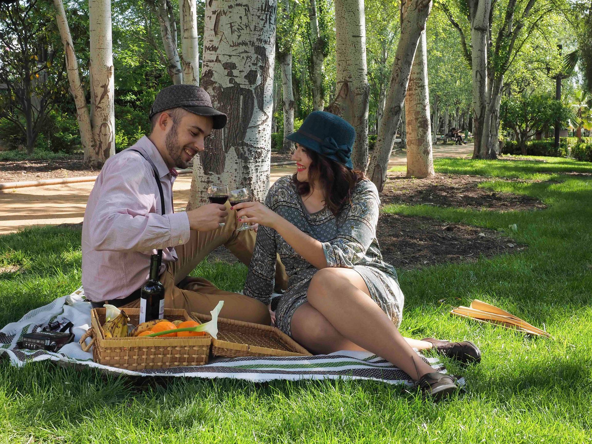 Un hombre y una mujer están haciendo un picnic en el parque.