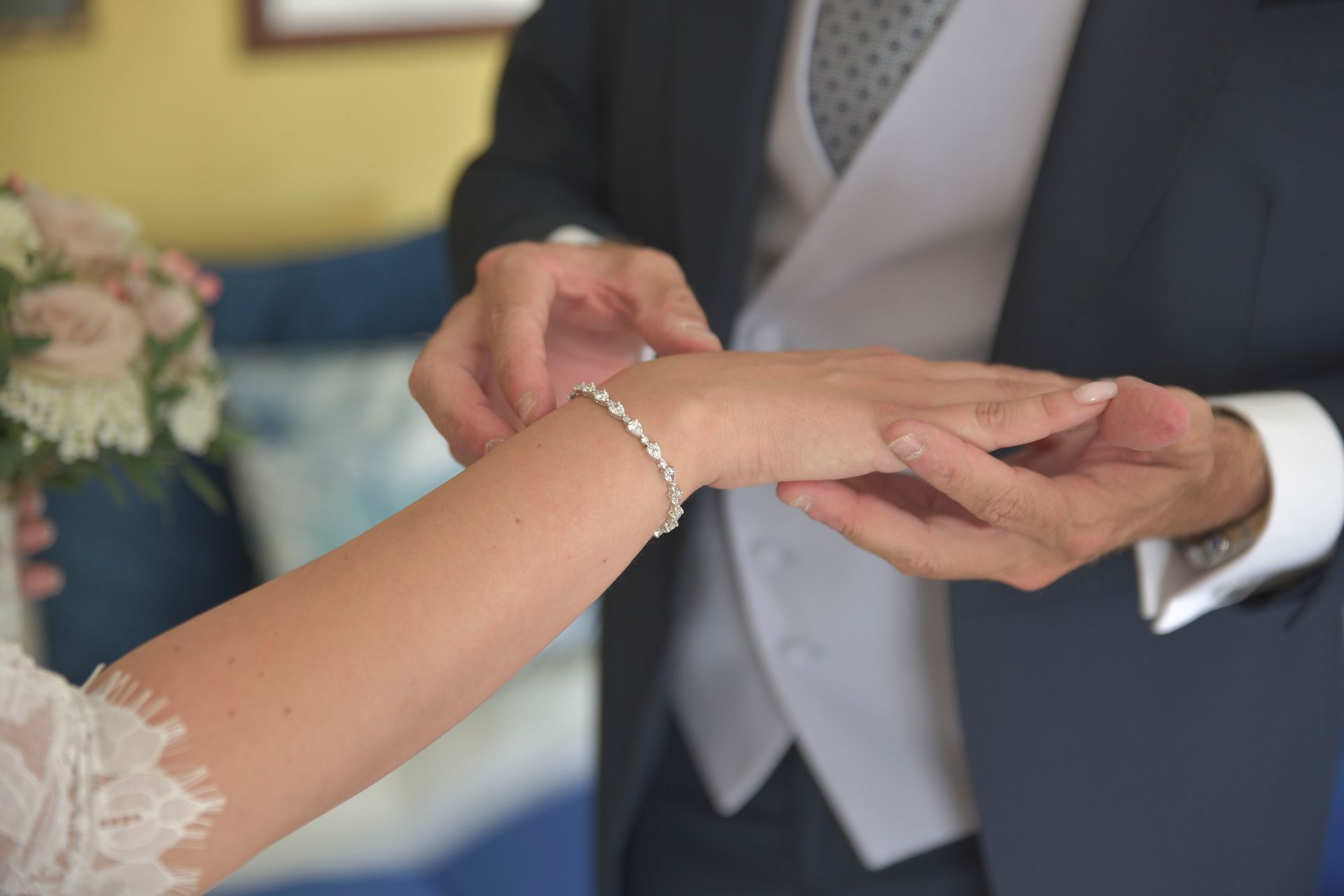 Un hombre está poniendo un anillo de bodas en el dedo de una mujer.