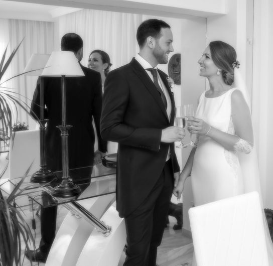 Una foto en blanco y negro de una novia y un novio