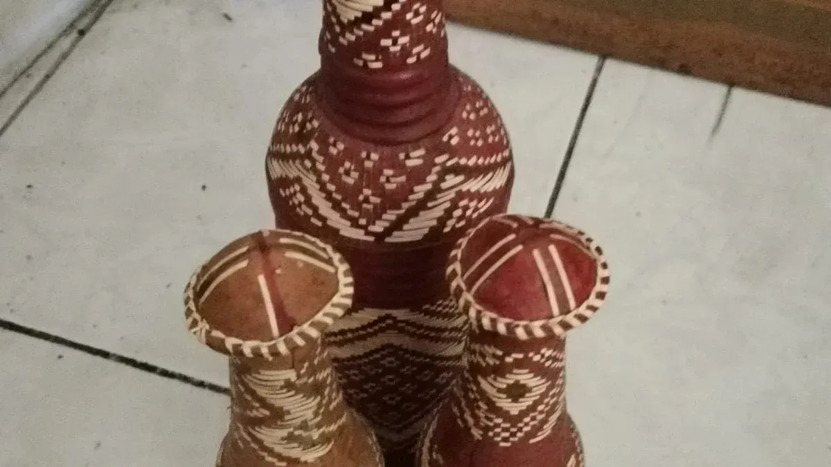 Las manos ahuecadas irradian energía naranja y azul.