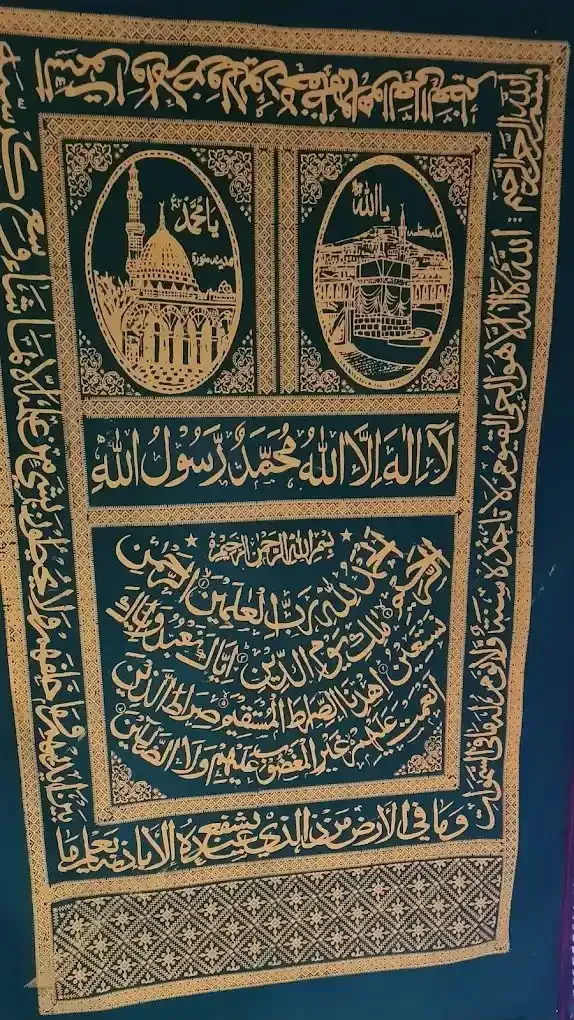 Dos personas se abrazan en la terminal del aeropuerto. Una lleva gorro de lana, la otra un suéter; un abrazo emotivo.