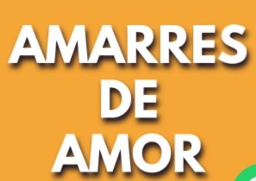 Mujer sentada en un escritorio con ordenador portátil y libros, con aspecto estresado.