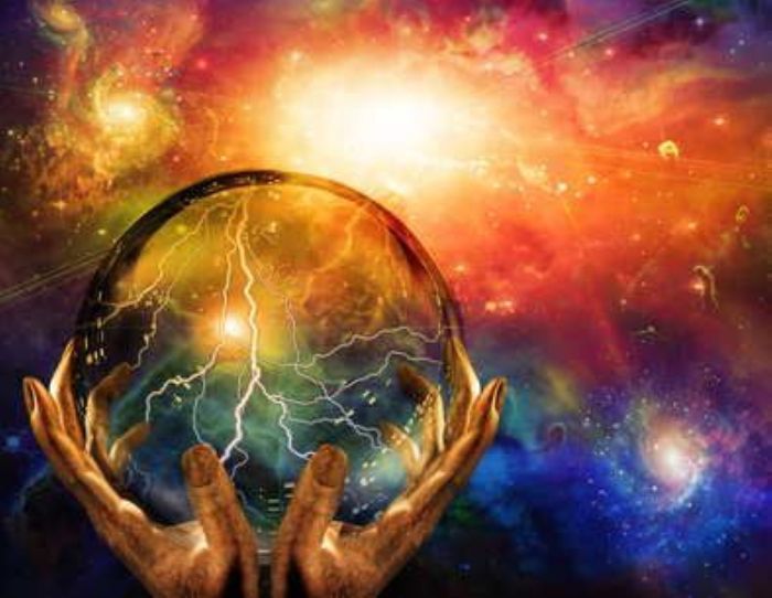 Mujer sentada en un escritorio con ordenador portátil y libros, con aspecto estresado.