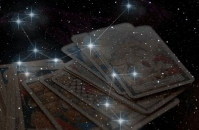 Las manos ahuecadas irradian energía naranja y azul.