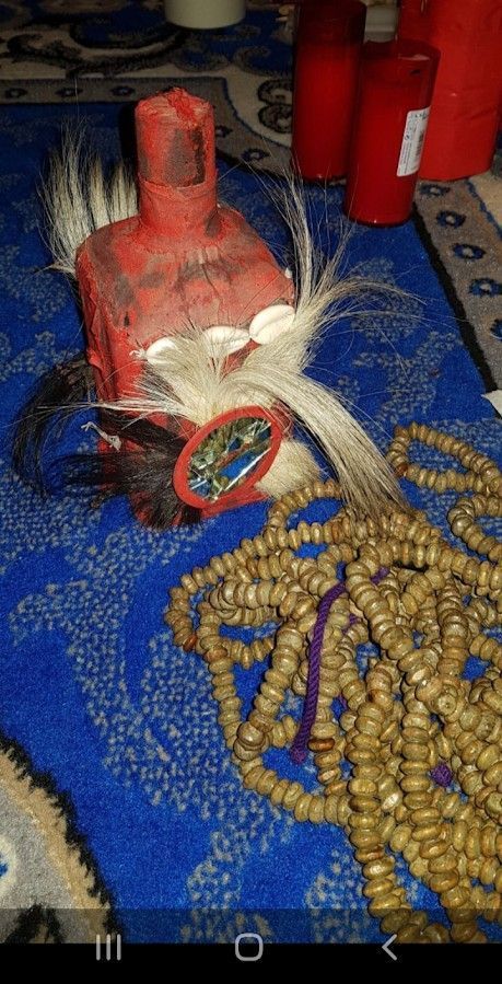 Mujer sentada en un escritorio con ordenador portátil y libros, con aspecto estresado.