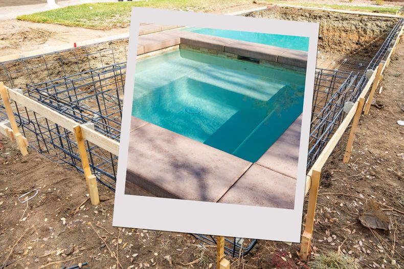 Photo imprimée d'une piscine sur un chantier, maintenue par des piquets plantés dans la terre.