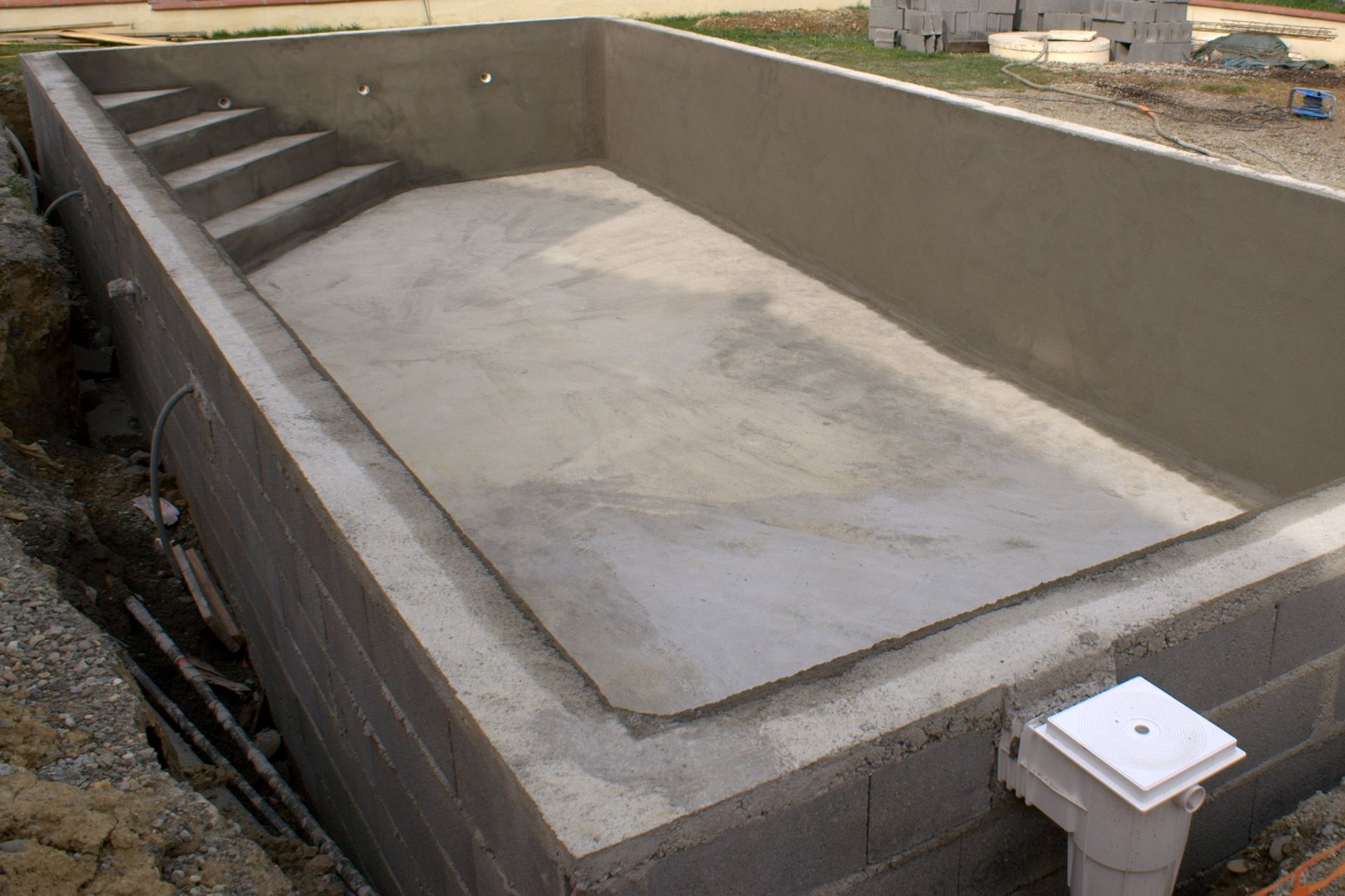 Réservoir d'eau ou citerne en béton en construction à l'extérieur.