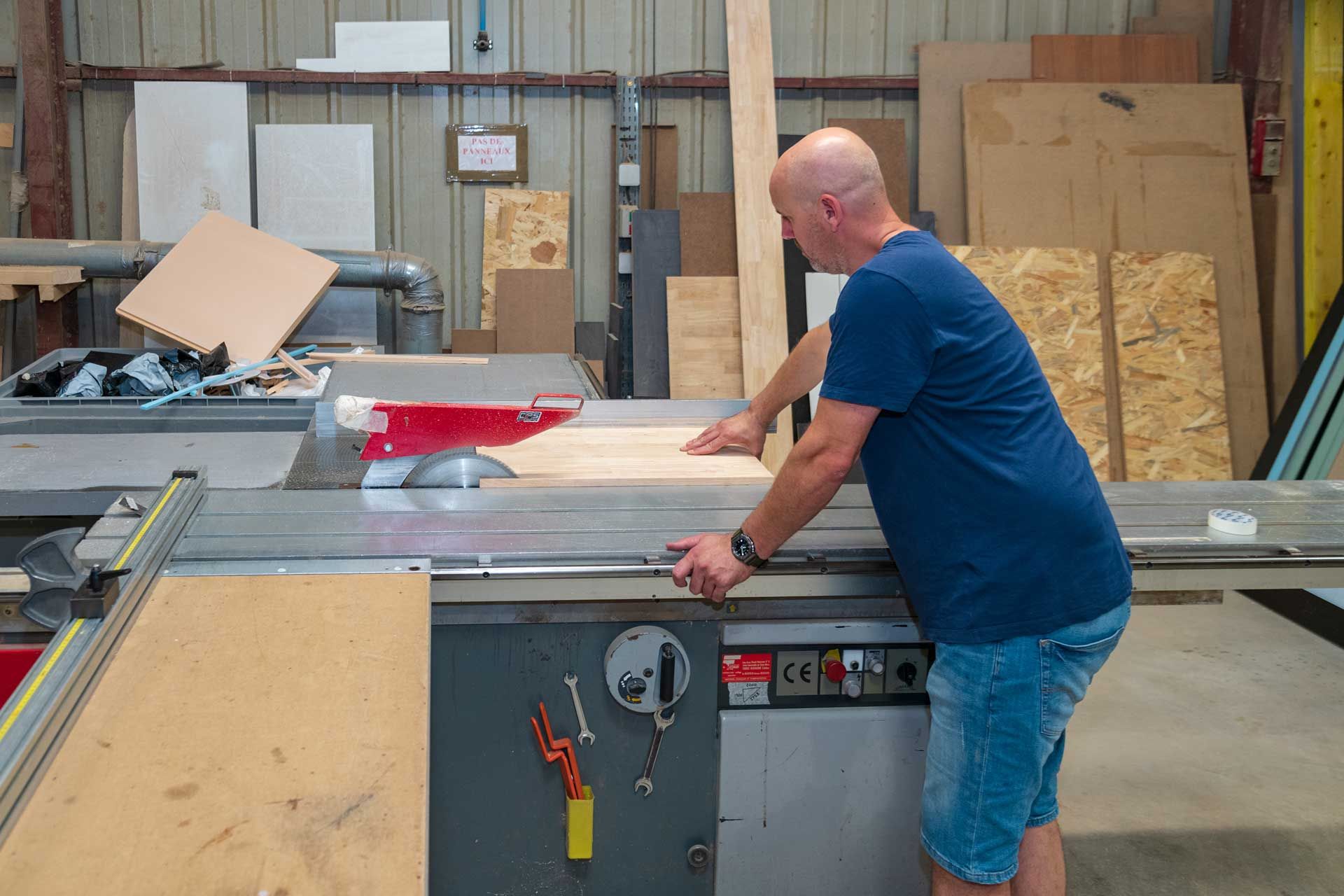 Découpe à la machine de panneaux de bois pour un Cavicase