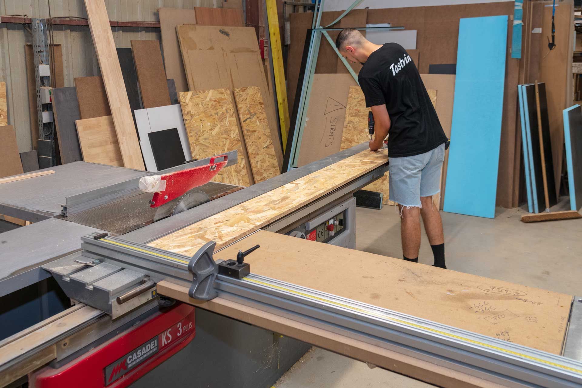 Prises de mesure pour la découpe des panneaux de bois d'un Cavicase