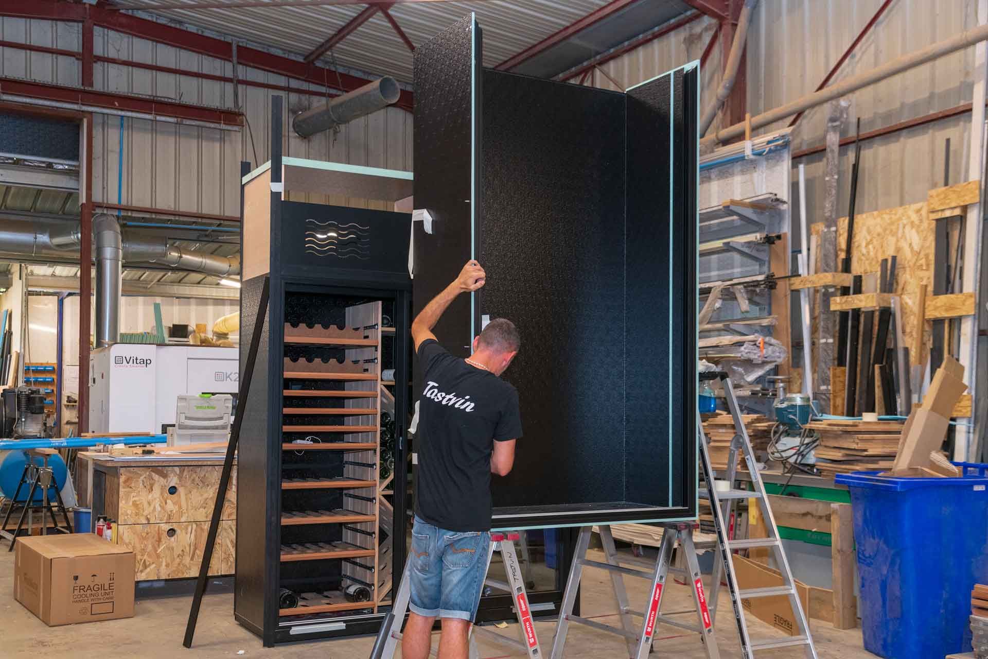 Assemblage des parois pour une cave à vin réalisée par Tastvain