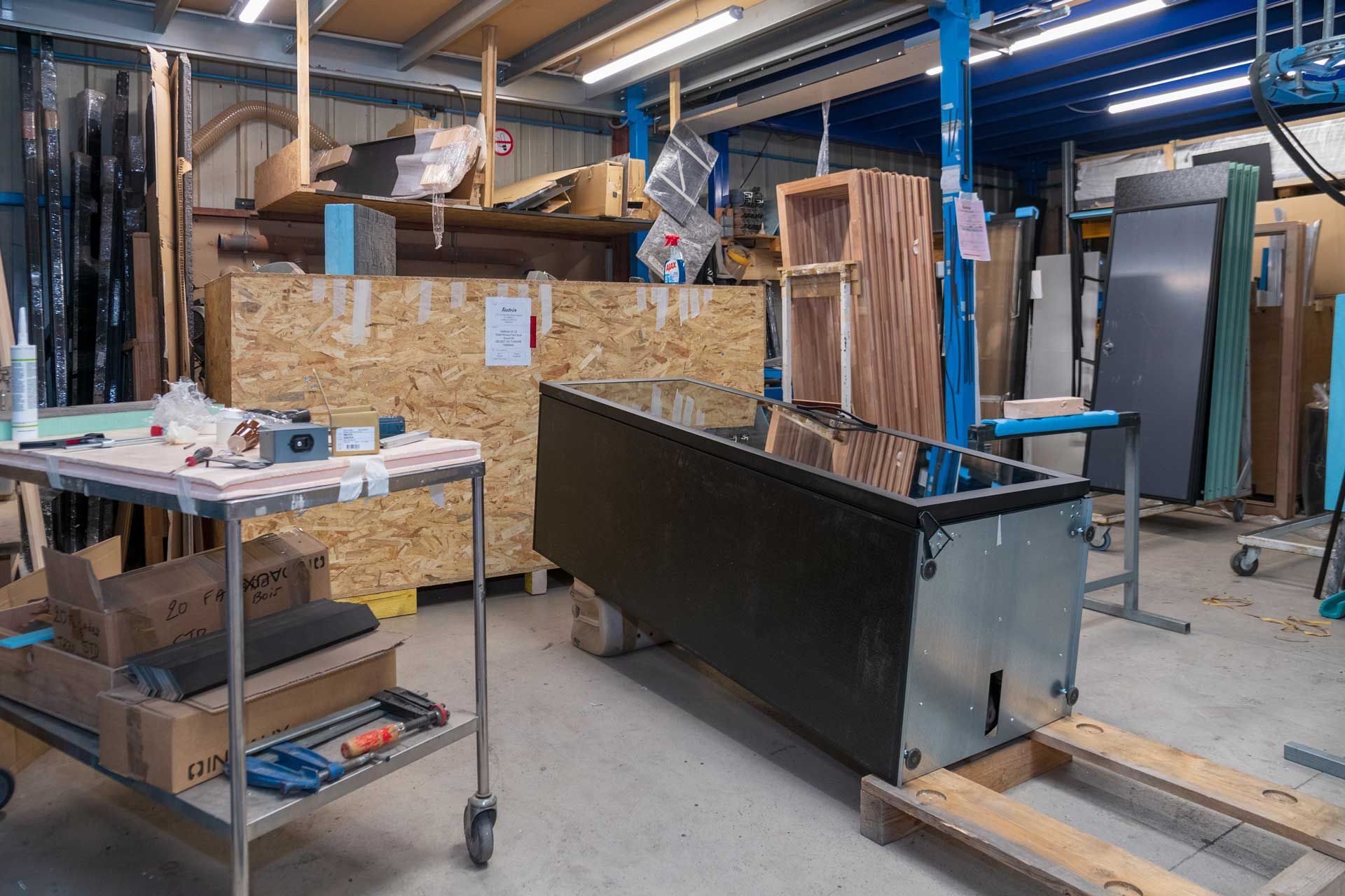 Une cave à vin finie d'être assemblée et prête à la livraison