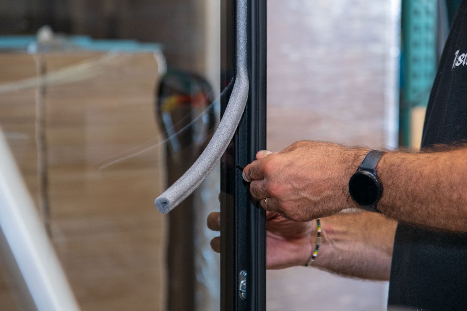 Finition de montage d'une porte en verre