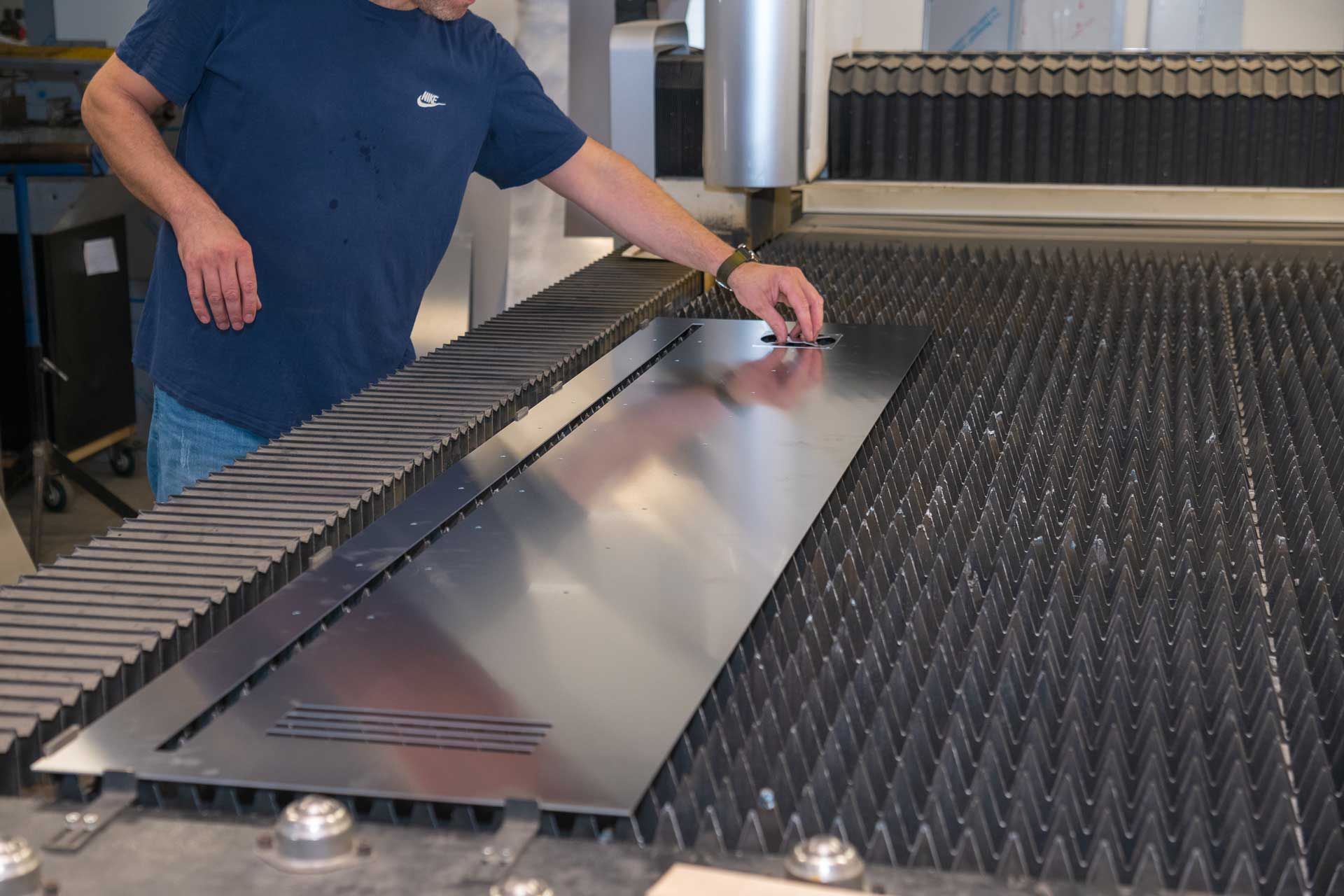 Une paroi de caisson de cave à vin usinée par l'équipe de Tastvin