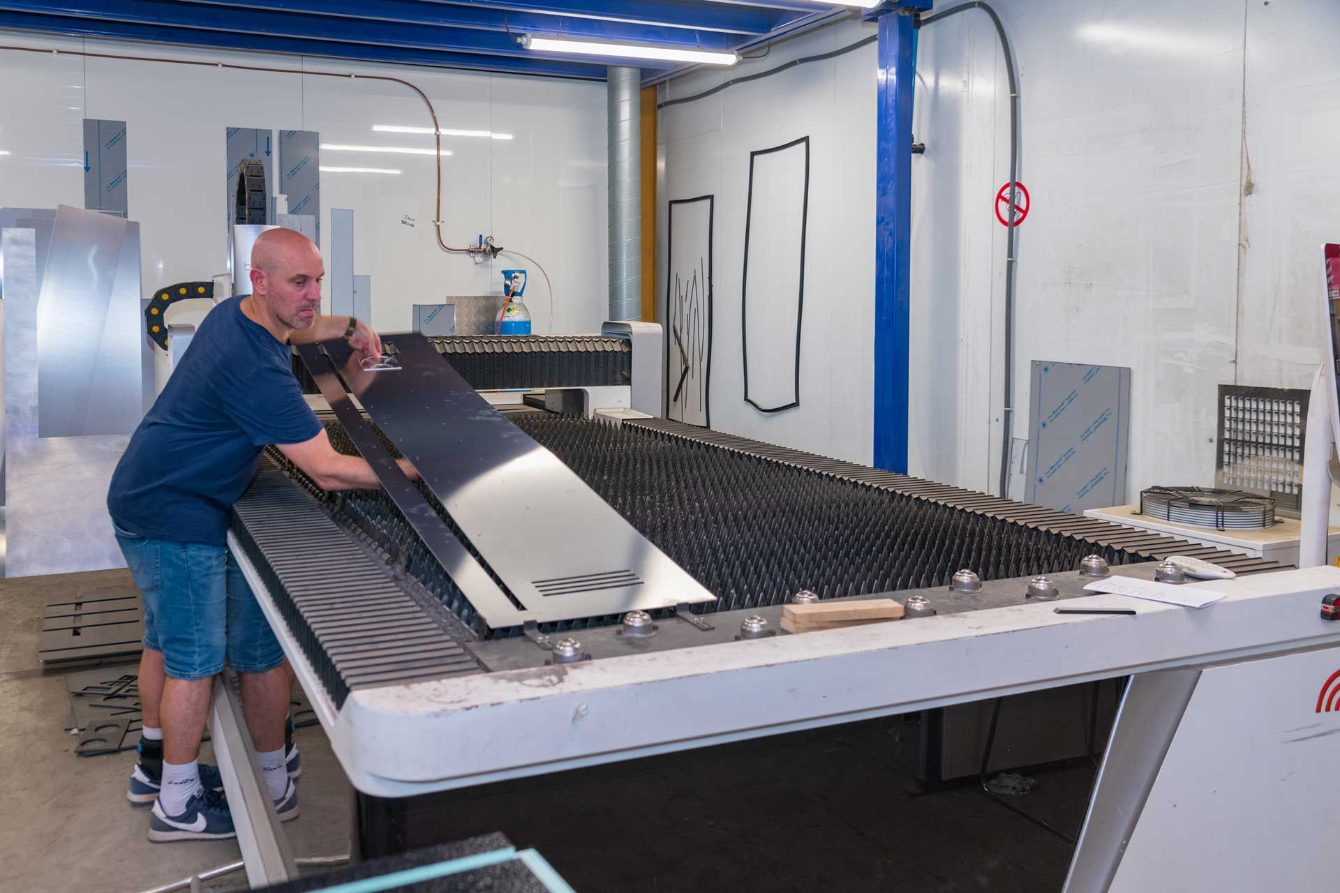 Une cave à vin aux portes coulissantes