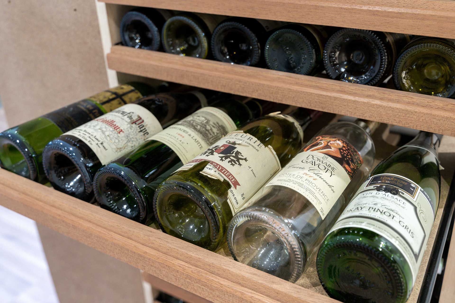 Une cave à vin aux portes coulissantes