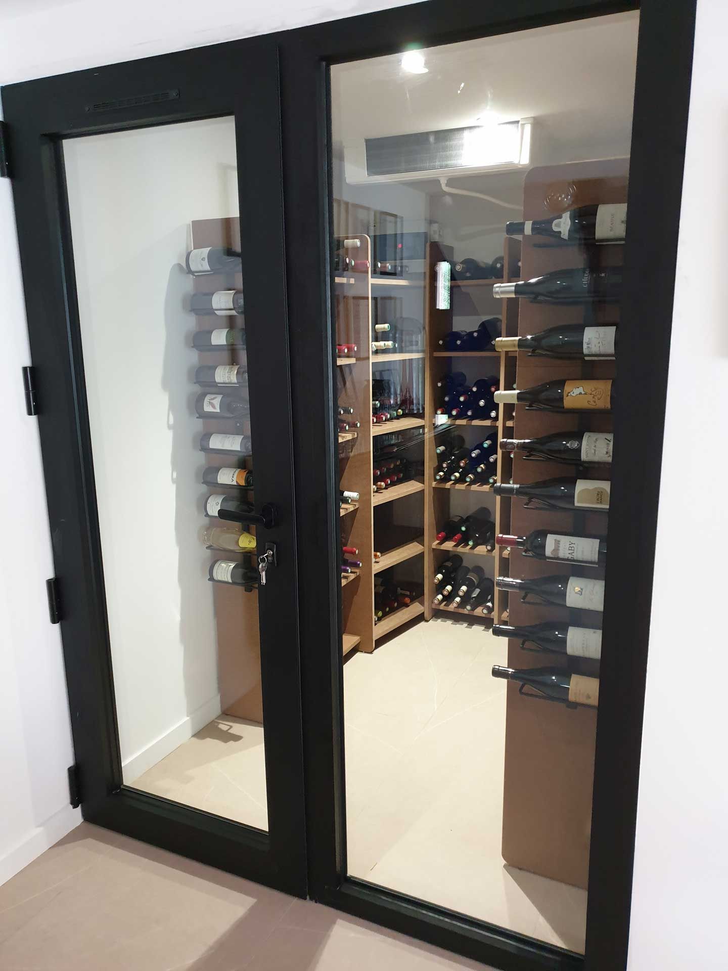 Portes vitrées donnant dans une cave à vin chez un particulier