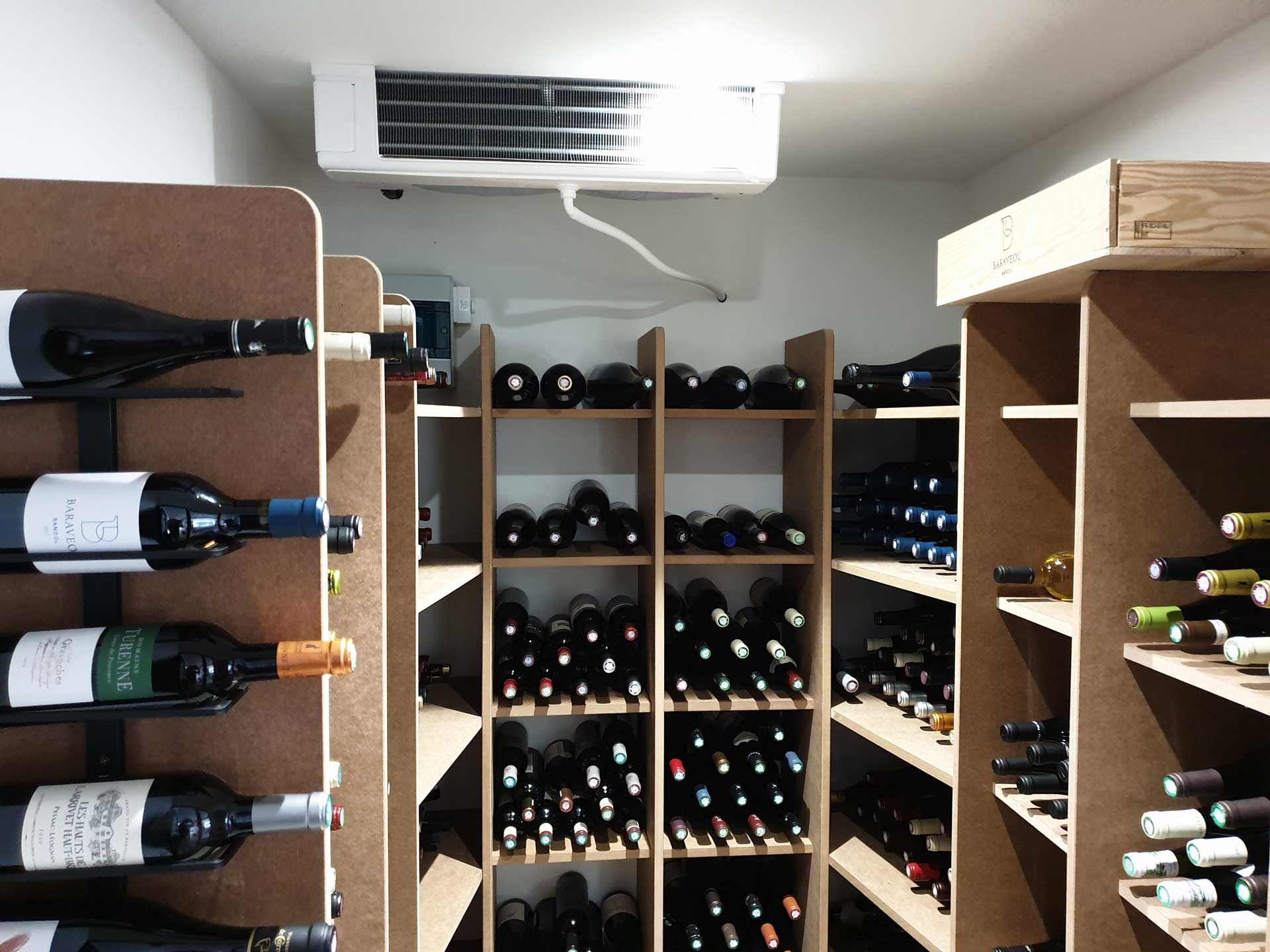 Rangement des bouteilles de vin dans des casiers à l'intérieur d'une cave contemporaine
