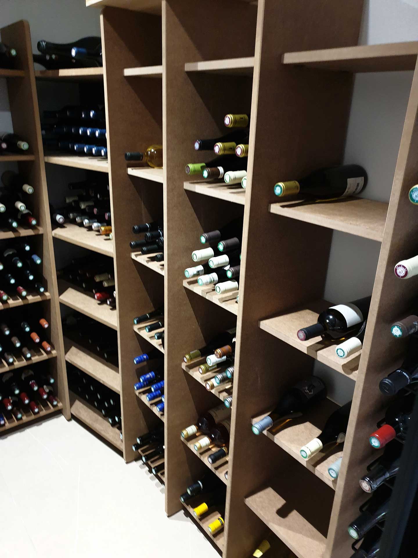 Différentes cellules de rangement en casiers dans une cave de particulier