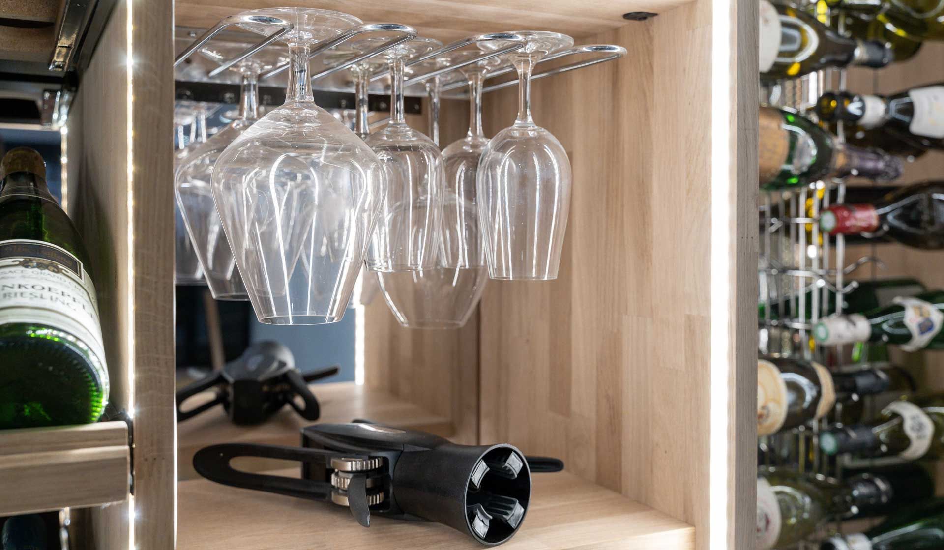 Un rangement pour des verres à vin et son tire-bouchon