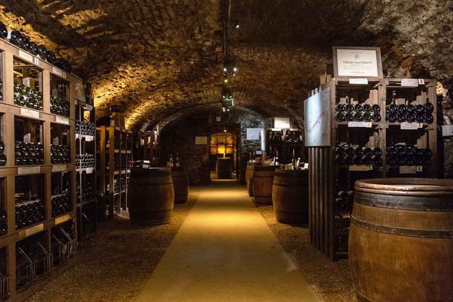 Illustration d'une cave à vin traditionnelle sur fond de taches d'encre bleue