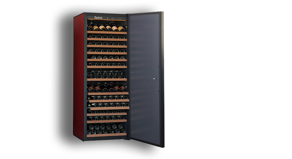 Une armoire de vieillissement avec sa porte ouverte