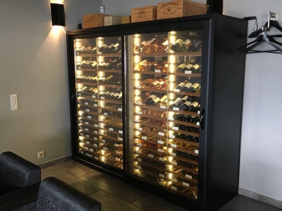 Une cave à vin aux portes coulissantes