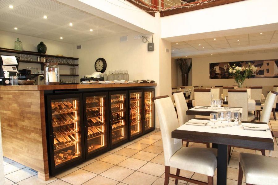 Caves de service encastrées dans un bar au restaurant Les 3 Frères