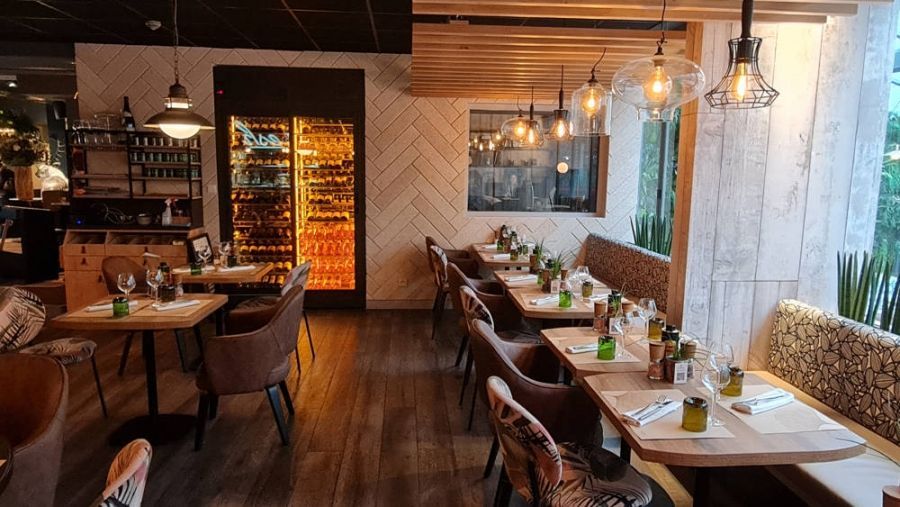 Une cave à vin dans un restaurant