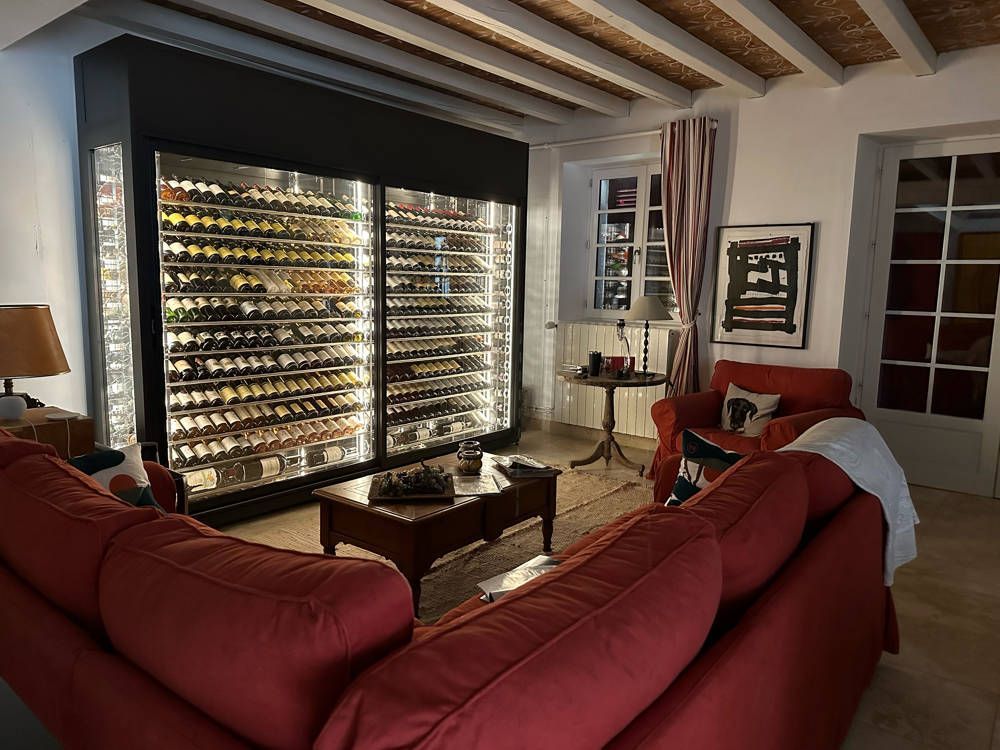 Vitrine à vin vitrée dans une brasserie