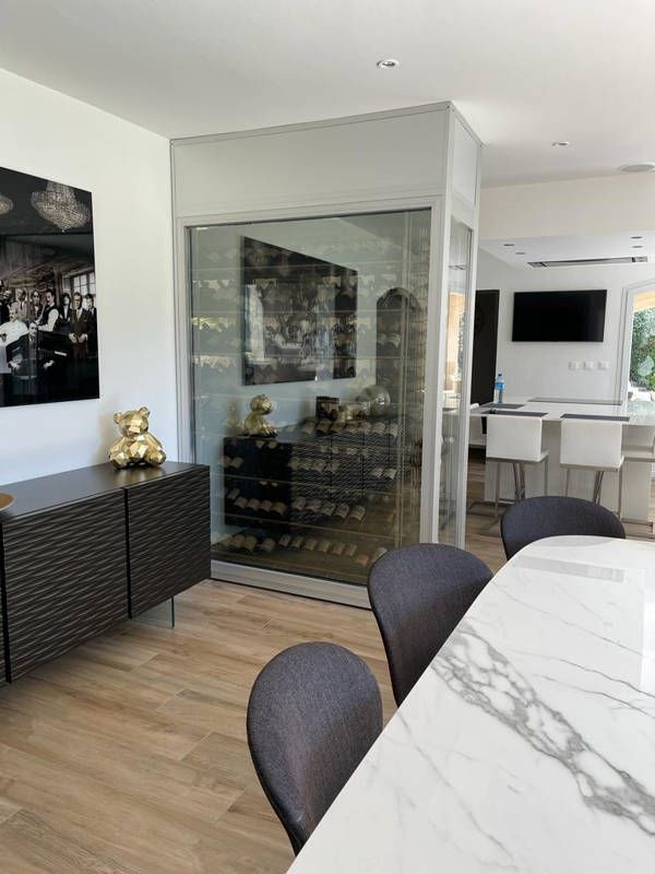 Une cave à vin en séparation murale vitrée chez un particulier