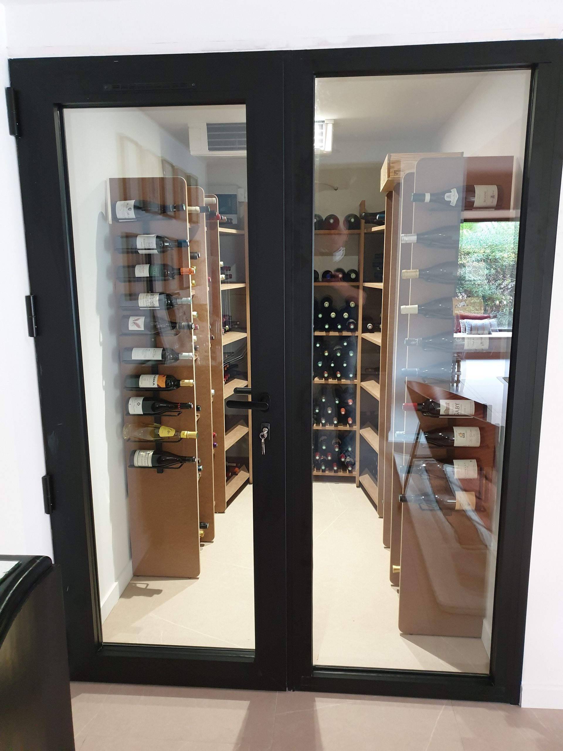 Une cave à vin design totalement vitrée