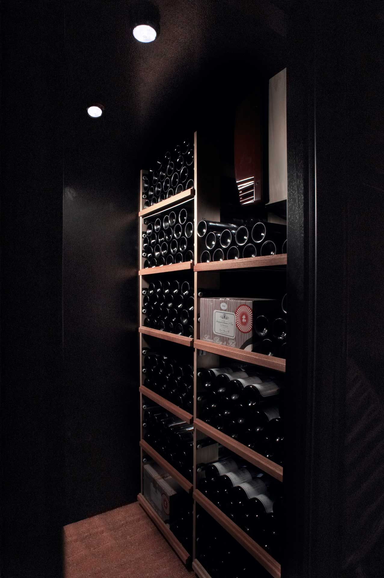 Vue intérieure des rangements d'une cave à vin Grand Espace 900