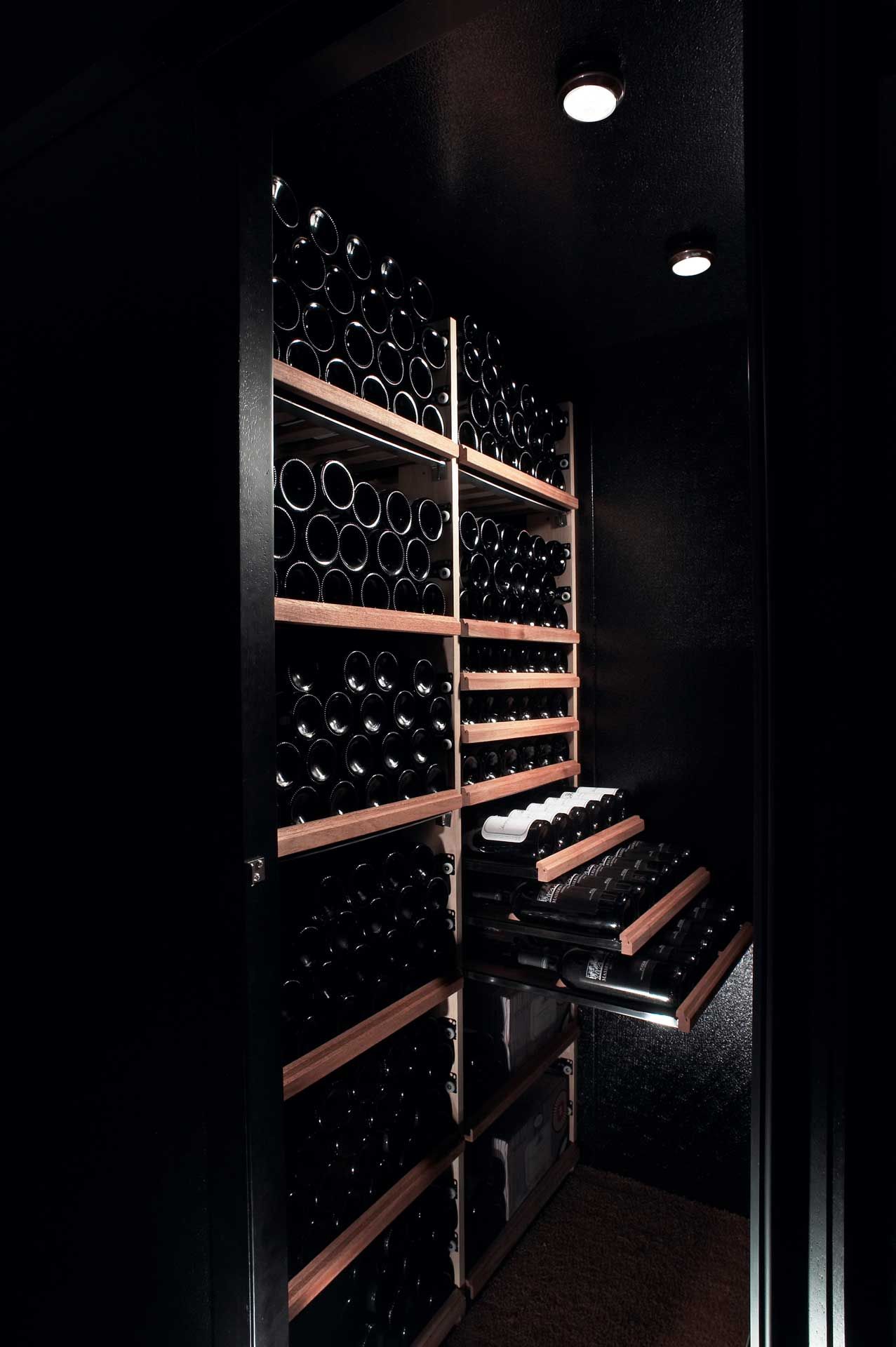 Vue intérieure des rangements ouverts d'une cave à vin Grand Espace 900