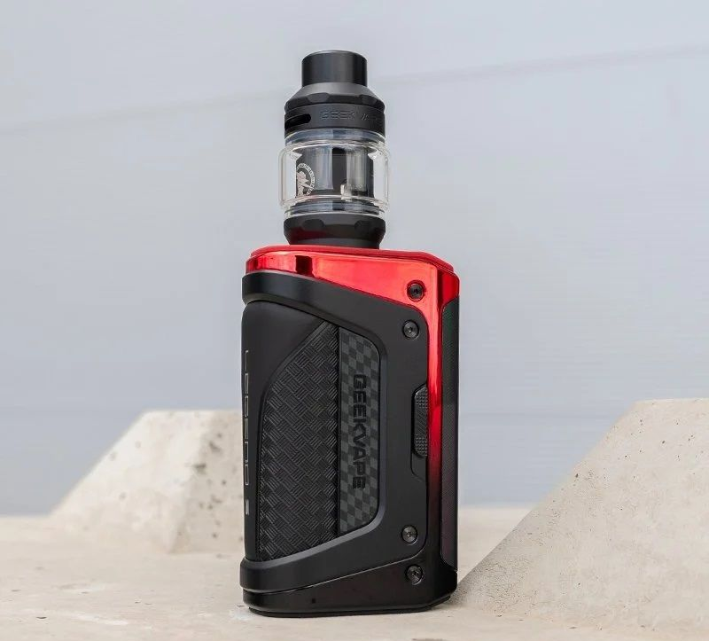 Une e-cigarette noire et rouge