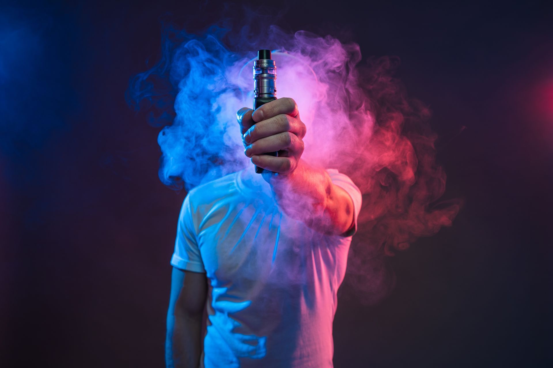 Un homme dans de la fumé de e-cigarette